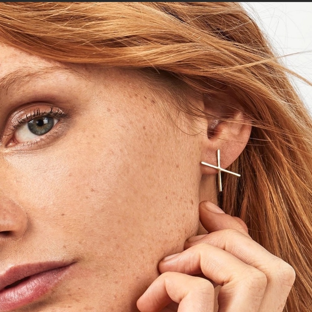 The Spencer - Simple Gold Crossed Studs - Picture 4 of 4